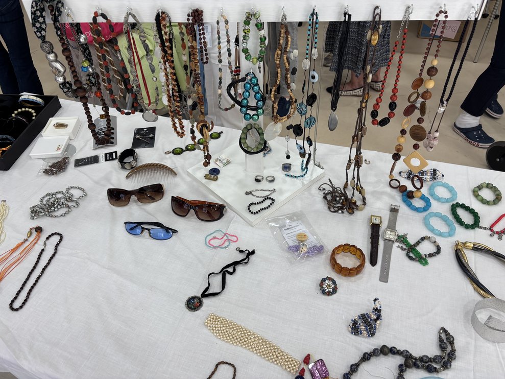 Schmuck und Brillen